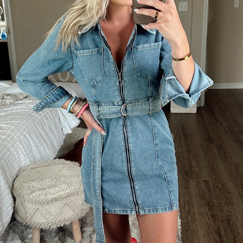 Lime Lush Medium Wash Zip Up 3/4 Sleeve Denim Dress
Size Small